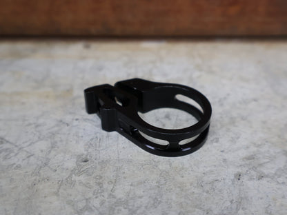 Zubehör von Sram, SRAM DISCRETE KLEMM­SCHELLE – FÜR XO/X9/X7/X5/GX TRIGGER SCHALTER vor USEDBIKES - OB.DE Hintergrund