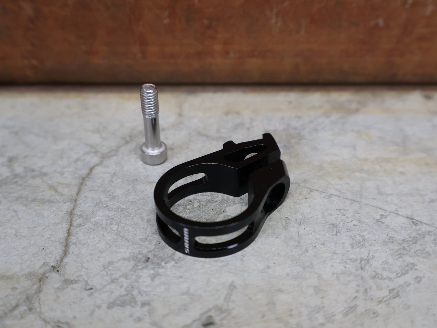 Zubehör von Sram, SRAM DISCRETE KLEMM­SCHELLE – FÜR XO/X9/X7/X5/GX TRIGGER SCHALTER vor USEDBIKES - OB.DE Hintergrund