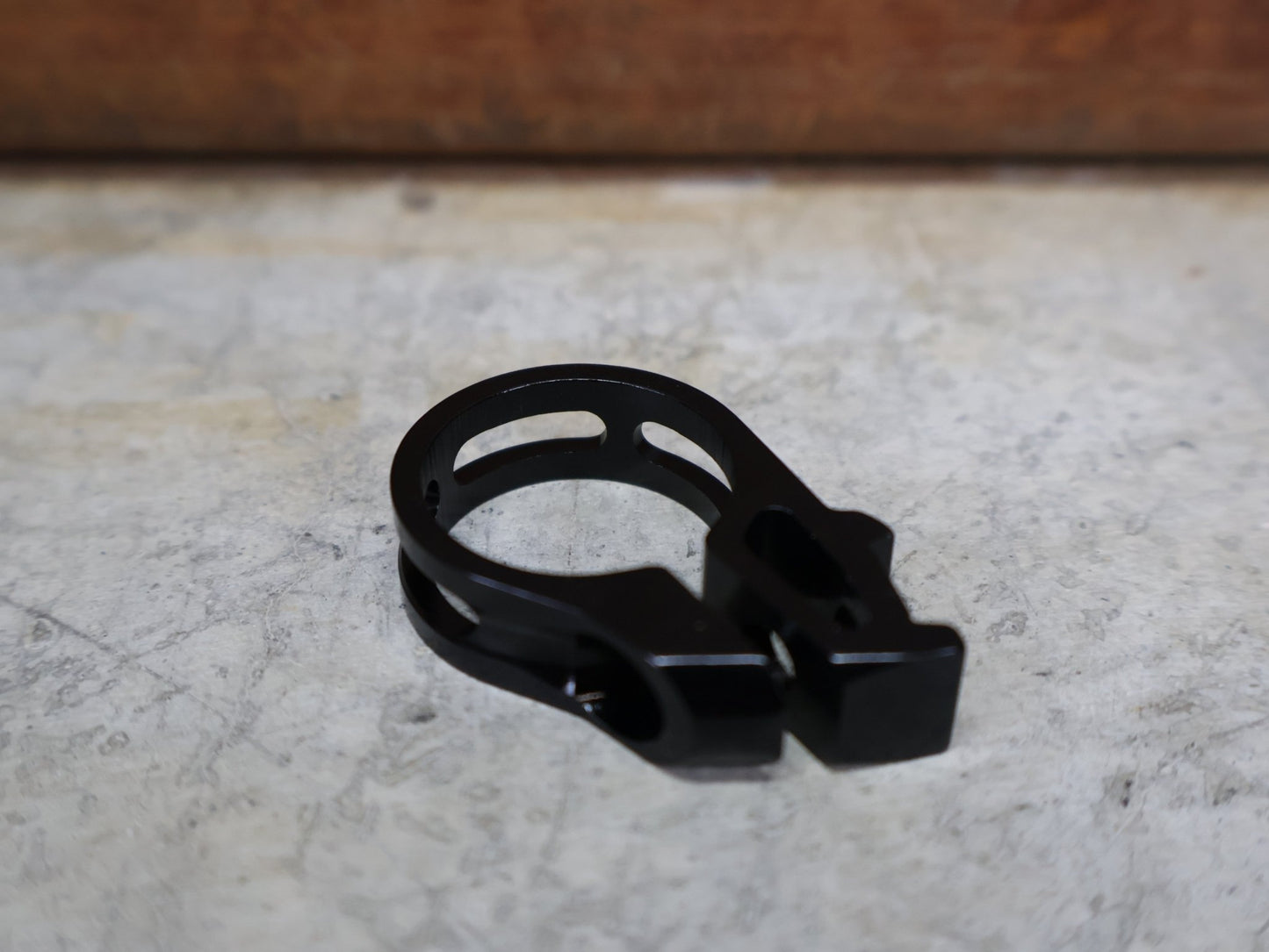 Zubehör von Sram, SRAM DISCRETE KLEMM­SCHELLE – FÜR XO/X9/X7/X5/GX TRIGGER SCHALTER vor USEDBIKES - OB.DE Hintergrund