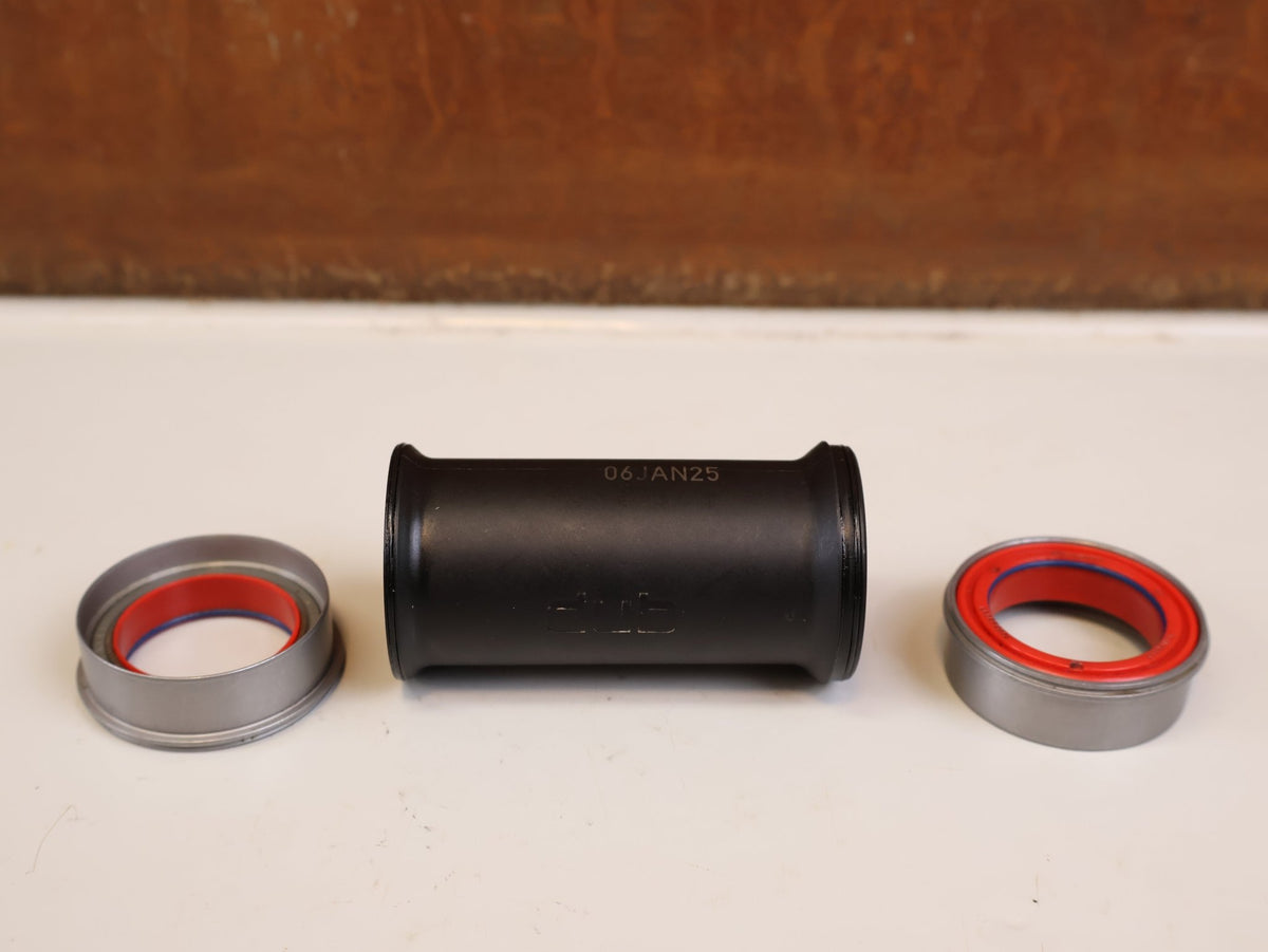 Innenlager von Sram, SRAM DUB PRESSFIT KERAMIK INNENLAGER MTB BB89.5 / BB92 vor USEDBIKES-OB.DE Hintergrund