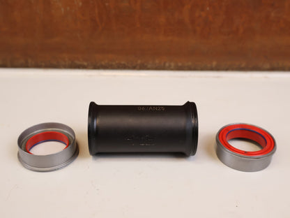 Innenlager von Sram, SRAM DUB PRESSFIT KERAMIK INNENLAGER MTB BB89.5 / BB92 vor USEDBIKES-OB.DE Hintergrund