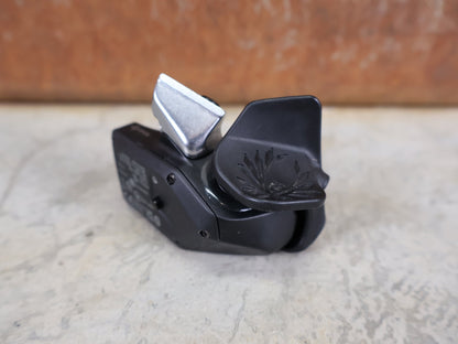 Schaltungsteile von Sram, SRAM EAGLE AXS CONTROLLER / SCHALTGRIFF 12 - FACH – WIRELESS – OHNE SCHELLE vor USEDBIKES - OB.DE Hintergrund