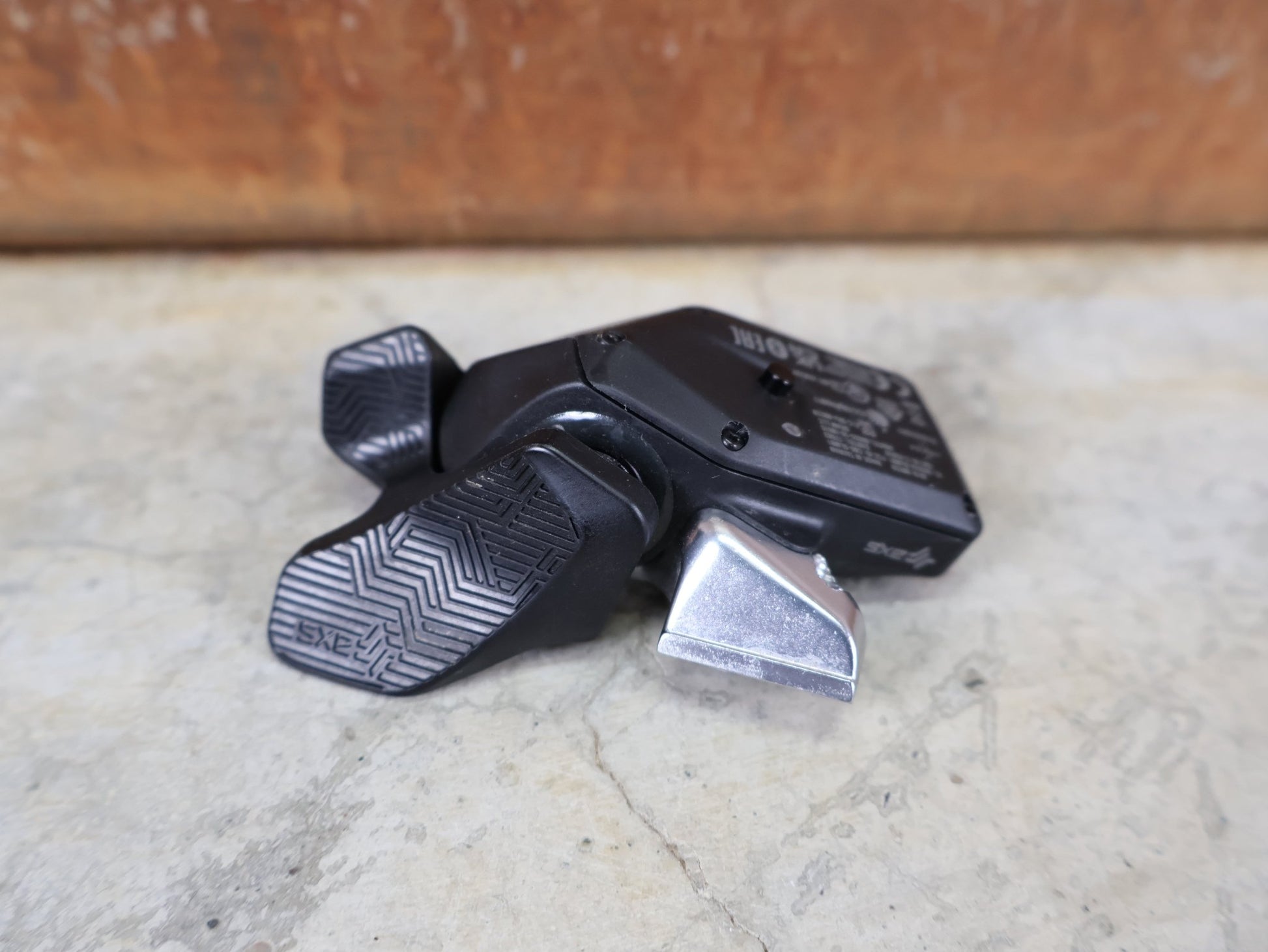 Schaltungsteile von Sram, SRAM EAGLE AXS CONTROLLER / SCHALTGRIFF 12 - FACH – WIRELESS – OHNE SCHELLE vor USEDBIKES - OB.DE Hintergrund