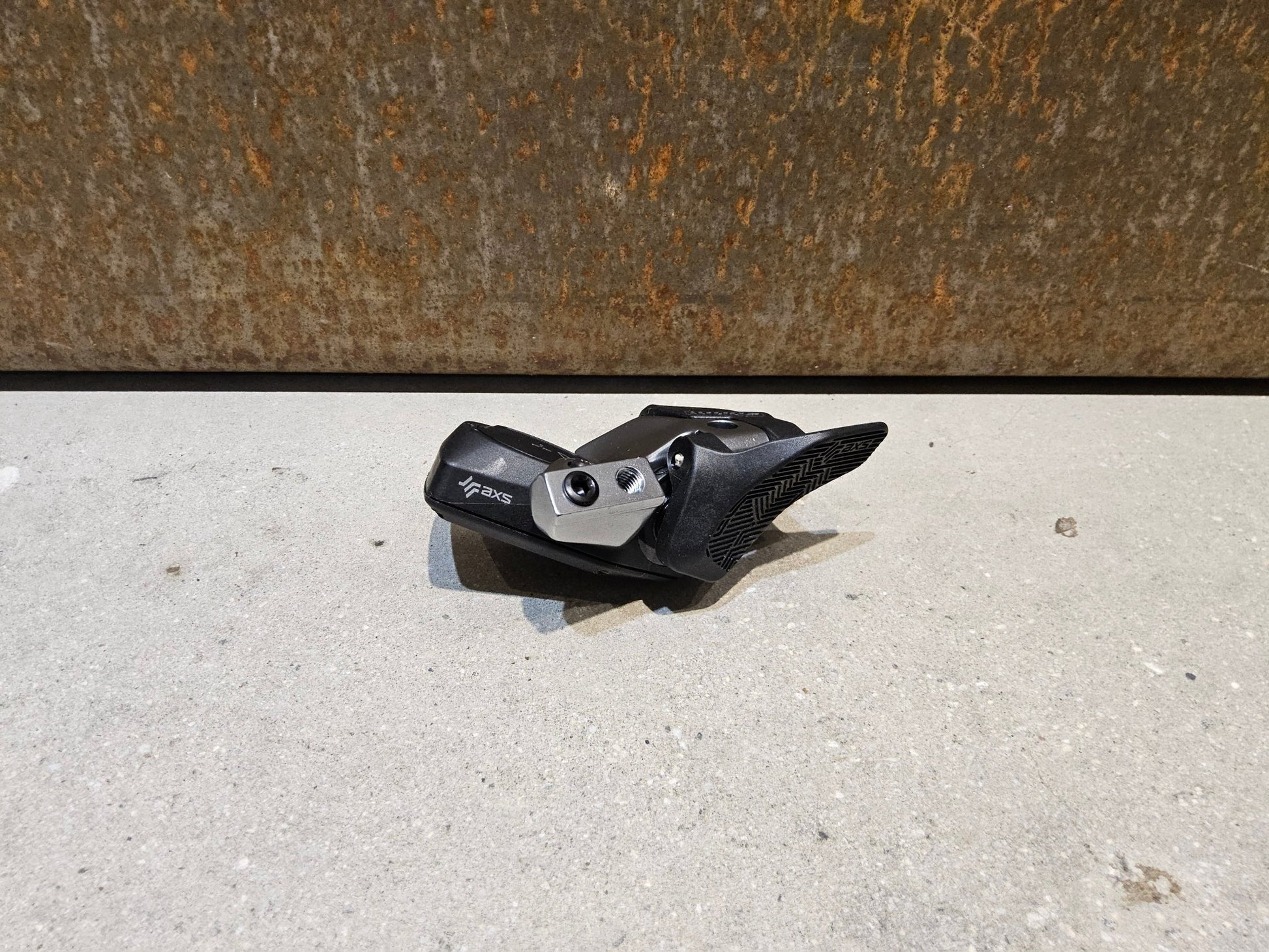 Schaltungsteile von Sram, SRAM EAGLE AXS CONTROLLER SCHALTHEBEL 12 FACH / ROCKER PADDLE vor USEDBIKES - OB.DE Hintergrund