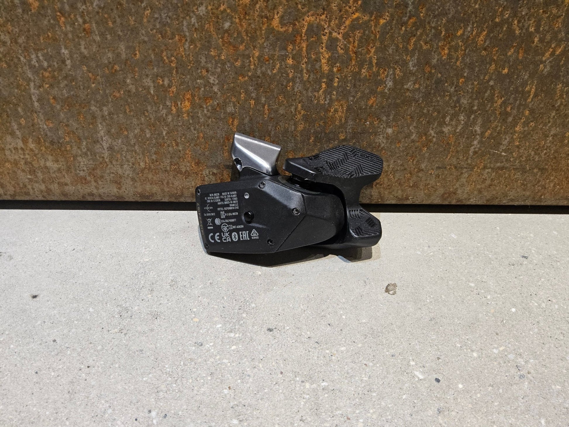 Schaltungsteile von Sram, SRAM EAGLE AXS CONTROLLER SCHALTHEBEL 12 FACH / ROCKER PADDLE vor USEDBIKES - OB.DE Hintergrund