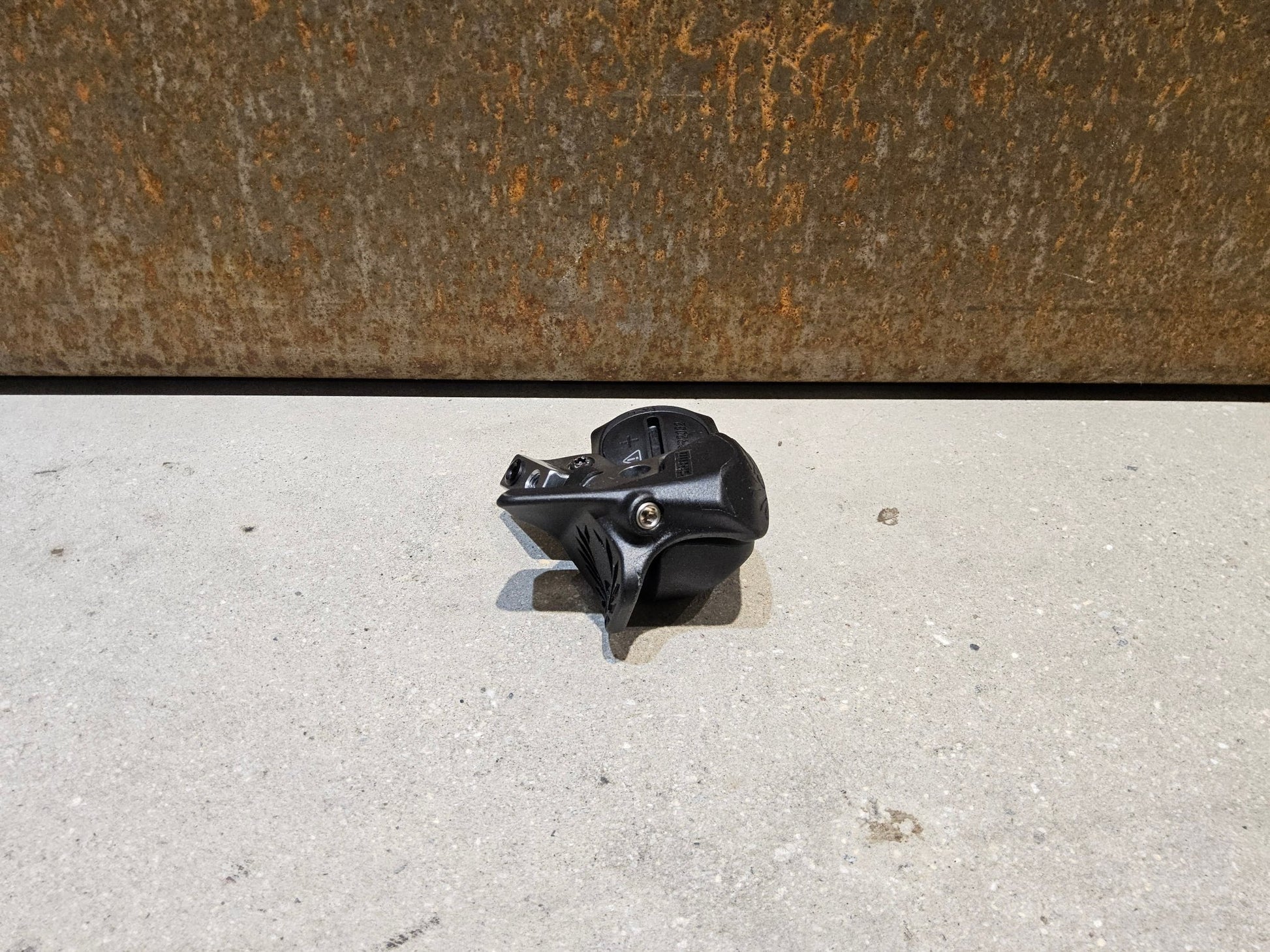 Schaltungsteile von Sram, SRAM EAGLE AXS CONTROLLER SCHALTHEBEL 12 FACH vor USEDBIKES - OB.DE Hintergrund