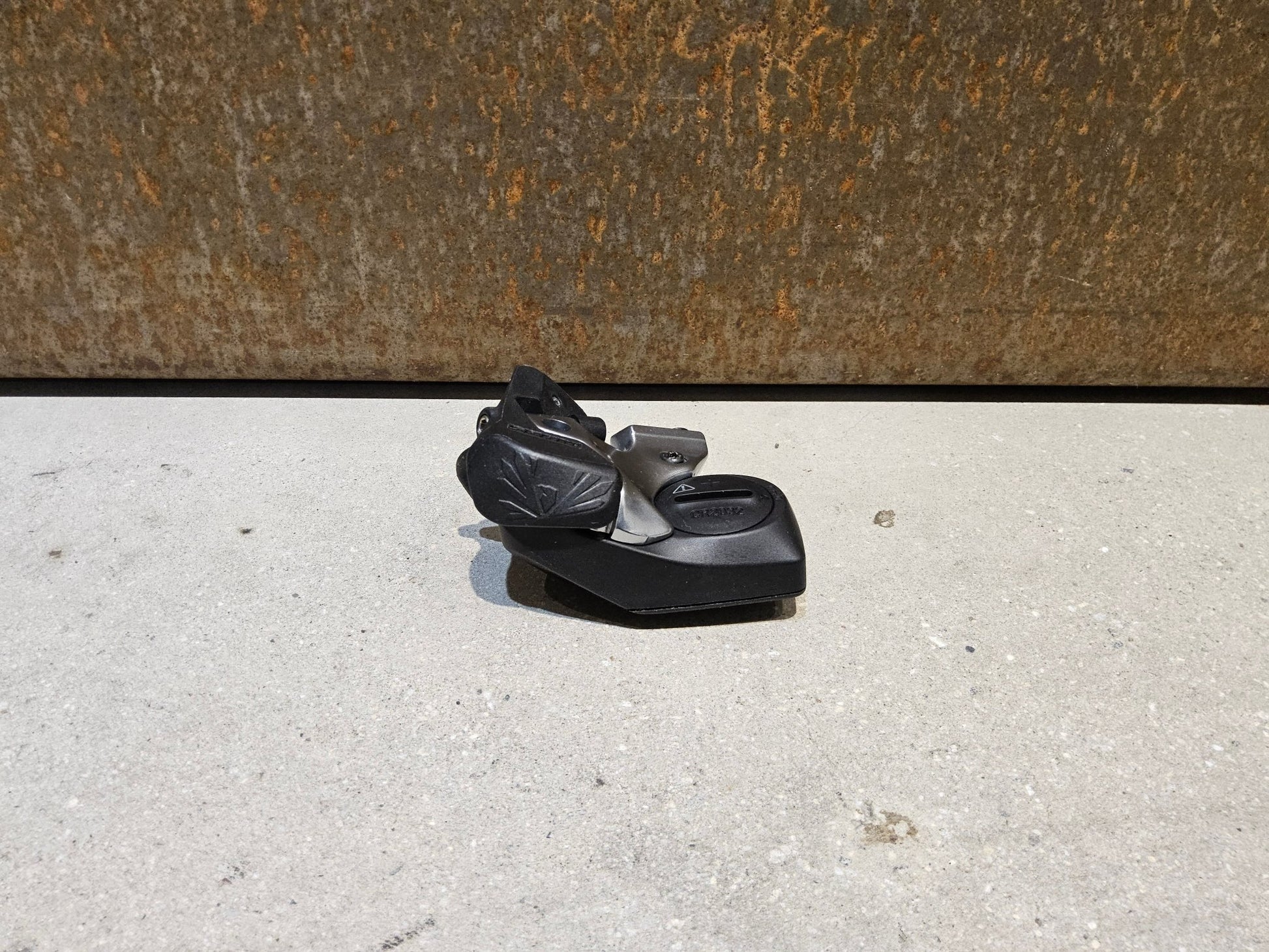 Schaltungsteile von Sram, SRAM EAGLE AXS CONTROLLER SCHALTHEBEL 12 FACH vor USEDBIKES - OB.DE Hintergrund