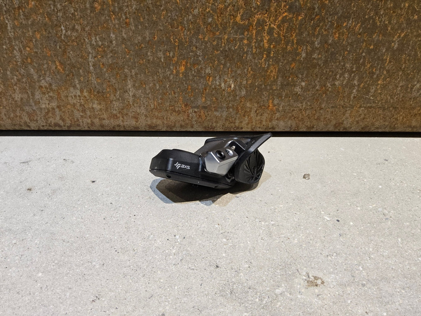 Schaltungsteile von Sram, SRAM EAGLE AXS CONTROLLER SCHALTHEBEL 12 FACH vor USEDBIKES - OB.DE Hintergrund