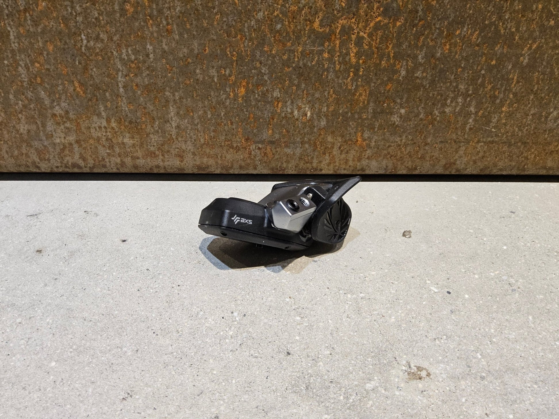 Schaltungsteile von Sram, SRAM EAGLE AXS CONTROLLER SCHALTHEBEL 12 FACH vor USEDBIKES - OB.DE Hintergrund