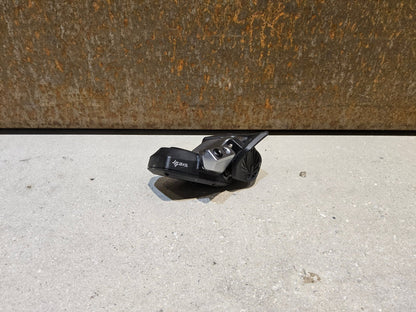 Schaltungsteile von Sram, SRAM EAGLE AXS CONTROLLER SCHALTHEBEL 12 FACH vor USEDBIKES - OB.DE Hintergrund