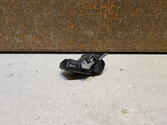 Schaltungsteile von Sram, SRAM EAGLE AXS CONTROLLER SCHALTHEBEL 12 FACH vor USEDBIKES - OB.DE Hintergrund