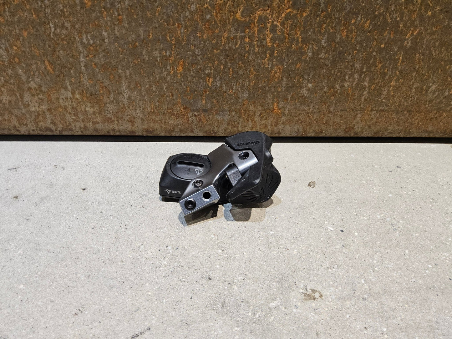 Schaltungsteile von Sram, SRAM EAGLE AXS CONTROLLER SCHALTHEBEL 12 FACH vor USEDBIKES - OB.DE Hintergrund
