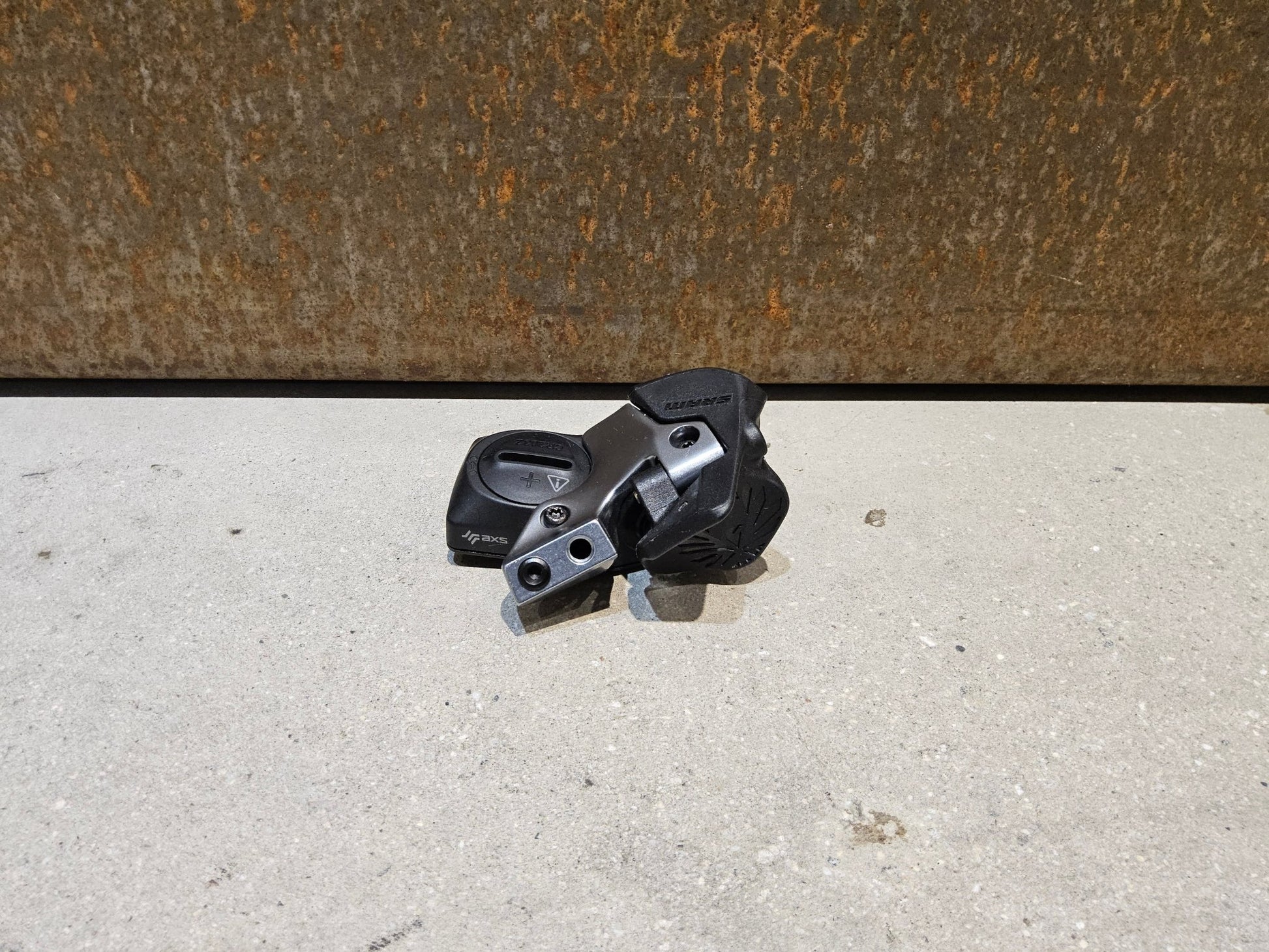 Schaltungsteile von Sram, SRAM EAGLE AXS CONTROLLER SCHALTHEBEL 12 FACH vor USEDBIKES - OB.DE Hintergrund