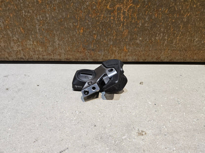 Schaltungsteile von Sram, SRAM EAGLE AXS CONTROLLER SCHALTHEBEL 12 FACH vor USEDBIKES - OB.DE Hintergrund