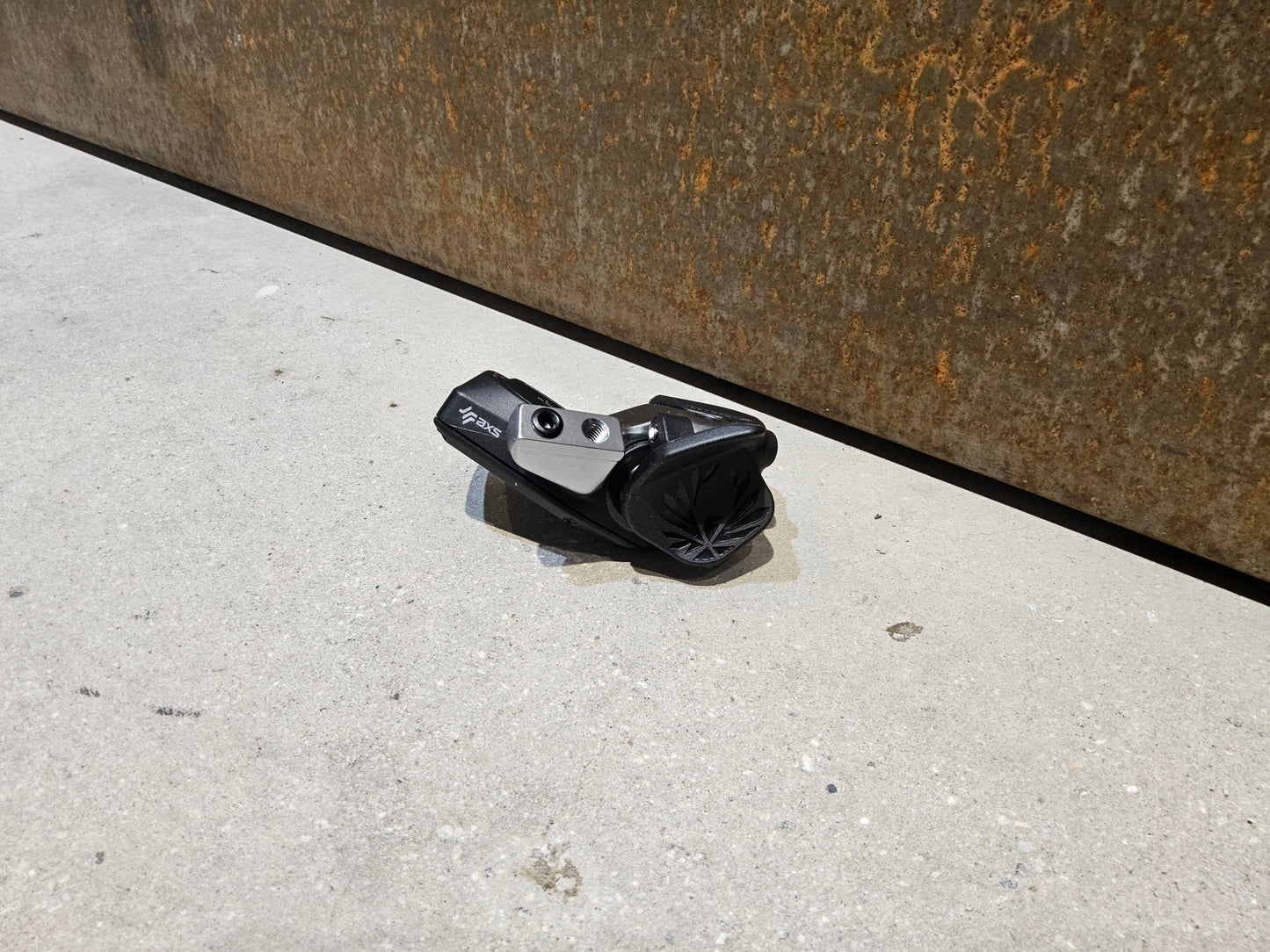 Schaltungsteile von Sram, SRAM EAGLE AXS CONTROLLER SCHALTHEBEL 12 FACH vor USEDBIKES - OB.DE Hintergrund