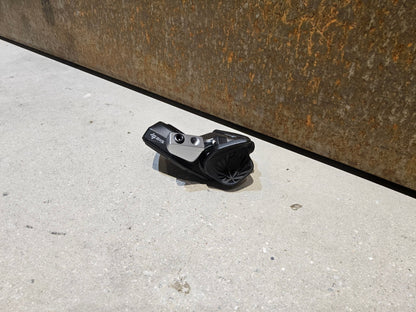 Schaltungsteile von Sram, SRAM EAGLE AXS CONTROLLER SCHALTHEBEL 12 FACH vor USEDBIKES - OB.DE Hintergrund