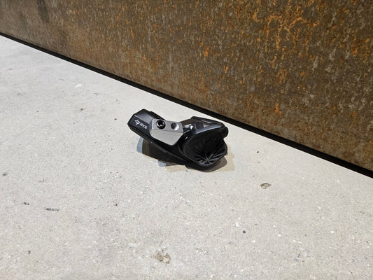 Schaltungsteile von Sram, SRAM EAGLE AXS CONTROLLER SCHALTHEBEL 12 FACH vor USEDBIKES - OB.DE Hintergrund