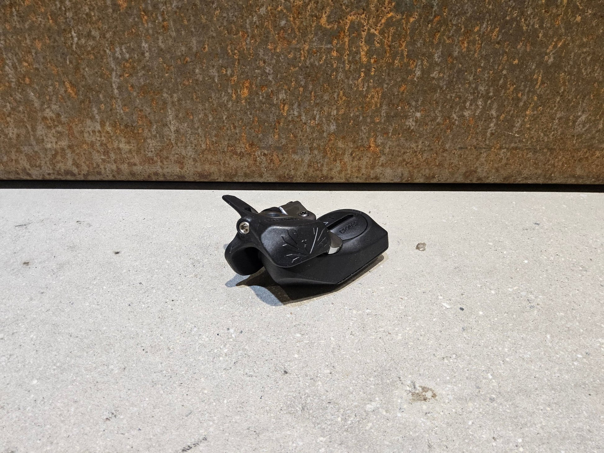 Schaltungsteile von Sram, SRAM EAGLE AXS CONTROLLER SCHALTHEBEL 12 FACH vor USEDBIKES - OB.DE Hintergrund