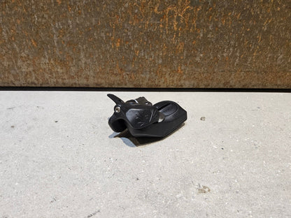 Schaltungsteile von Sram, SRAM EAGLE AXS CONTROLLER SCHALTHEBEL 12 FACH vor USEDBIKES - OB.DE Hintergrund