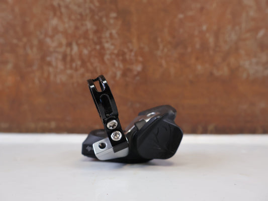 Schaltungsteile von Sram, SRAM EAGLE AXS CONTROLLER SCHALTHEBEL RECHTS vor USEDBIKES-OB.DE Hintergrund