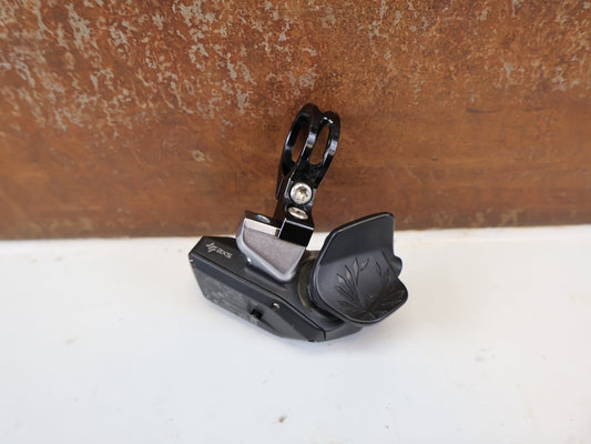 Schaltungsteile von Sram, SRAM EAGLE AXS CONTROLLER SCHALTHEBEL RECHTS vor USEDBIKES-OB.DE Hintergrund