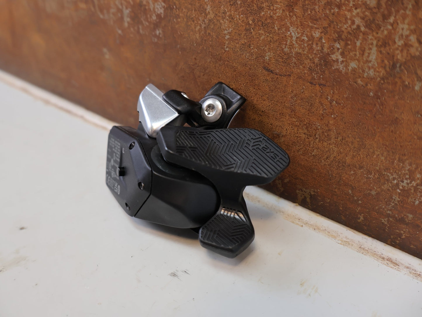 Schaltungsteile von Sram, SRAM EAGLE AXS ROCKER CONTROLLER SCHALTHEBEL RECHTS / MATCHMAKER vor USEDBIKES-OB.DE Hintergrund