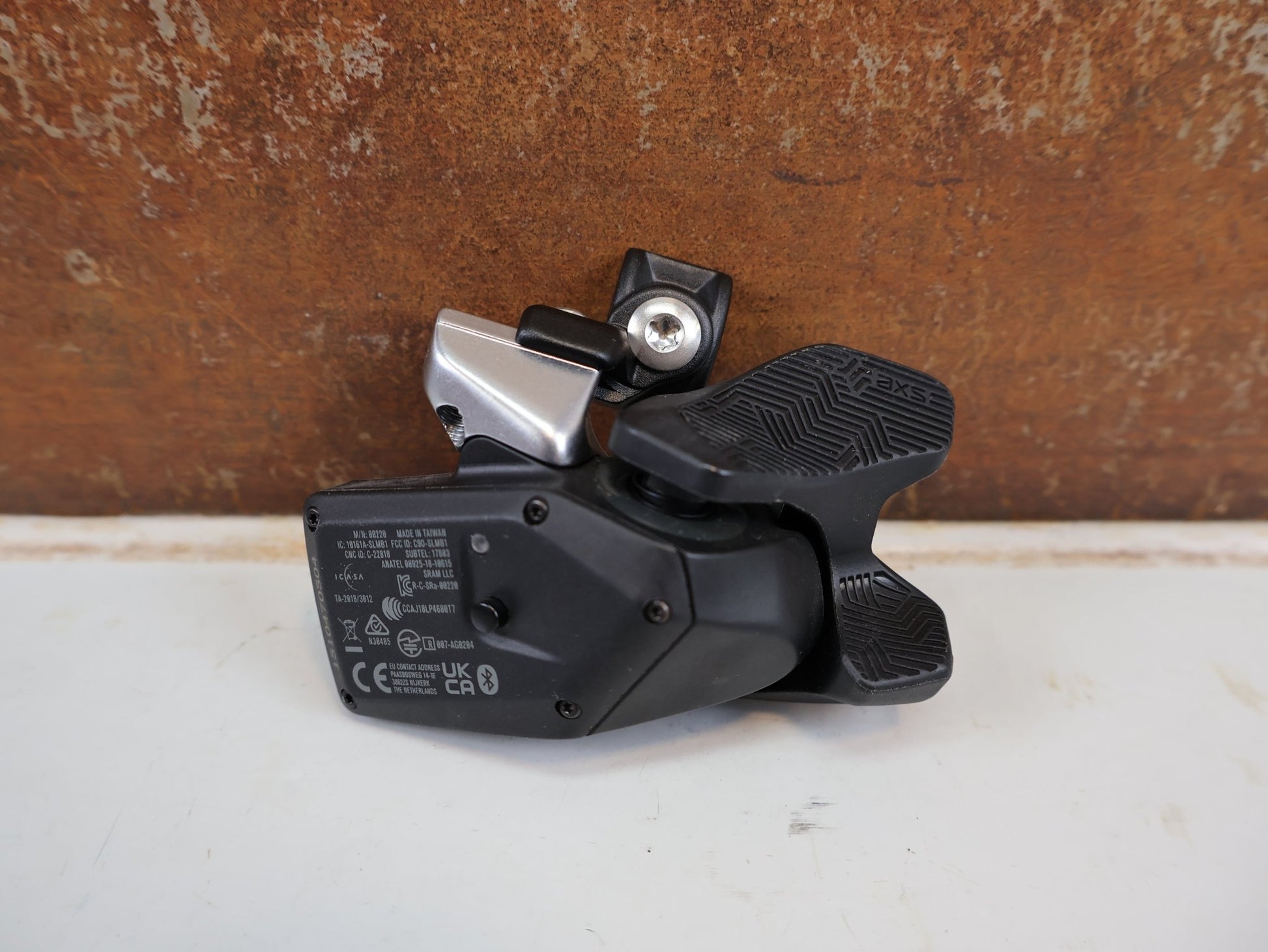 Schaltungsteile von Sram, SRAM EAGLE AXS ROCKER CONTROLLER SCHALTHEBEL RECHTS / MATCHMAKER vor USEDBIKES-OB.DE Hintergrund