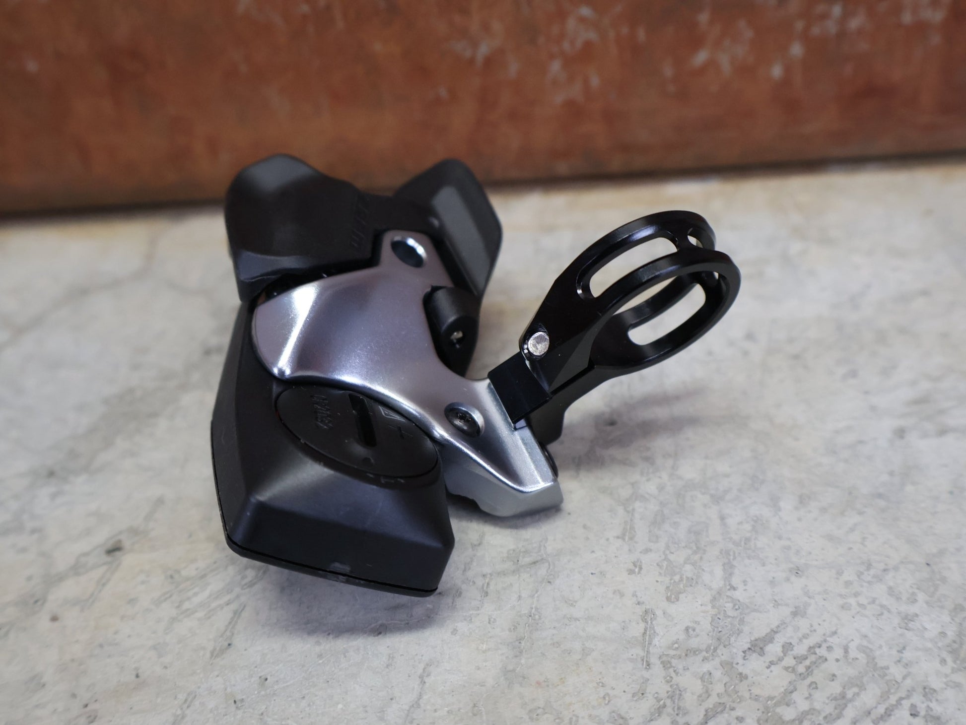 Schaltungsteile von Sram, SRAM EAGLE AXS ROCKER CONTROLLER SCHALTHEBEL RECHTS vor USEDBIKES - OB.DE Hintergrund