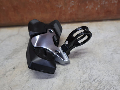 Schaltungsteile von Sram, SRAM EAGLE AXS ROCKER CONTROLLER SCHALTHEBEL RECHTS vor USEDBIKES - OB.DE Hintergrund