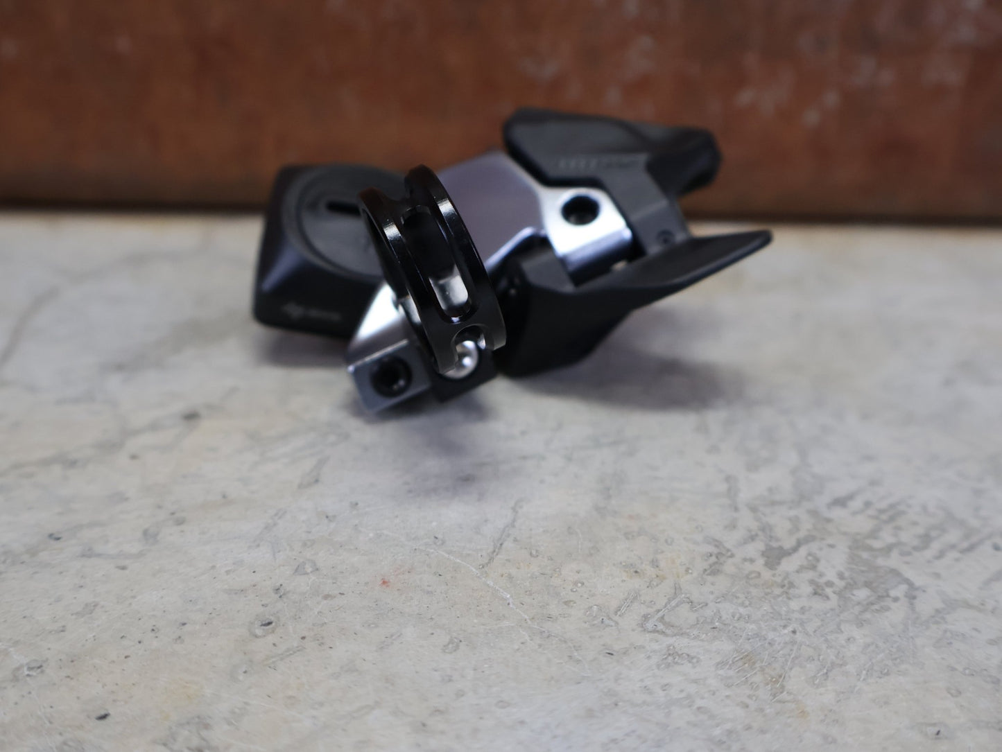 Schaltungsteile von Sram, SRAM EAGLE AXS ROCKER CONTROLLER SCHALTHEBEL RECHTS vor USEDBIKES - OB.DE Hintergrund