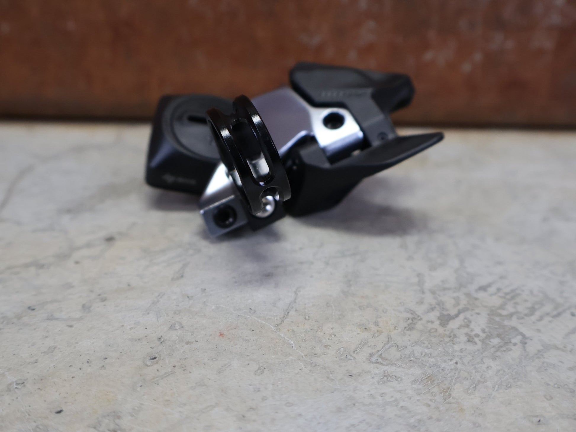 Schaltungsteile von Sram, SRAM EAGLE AXS ROCKER CONTROLLER SCHALTHEBEL RECHTS vor USEDBIKES - OB.DE Hintergrund