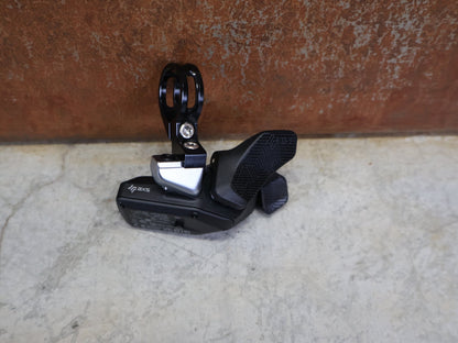 Schaltungsteile von Sram, SRAM EAGLE AXS ROCKER CONTROLLER SCHALTHEBEL RECHTS vor USEDBIKES - OB.DE Hintergrund