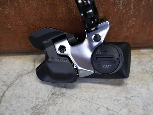 Schaltungsteile von Sram, SRAM EAGLE AXS ROCKER CONTROLLER SCHALTHEBEL RECHTS vor USEDBIKES - OB.DE Hintergrund