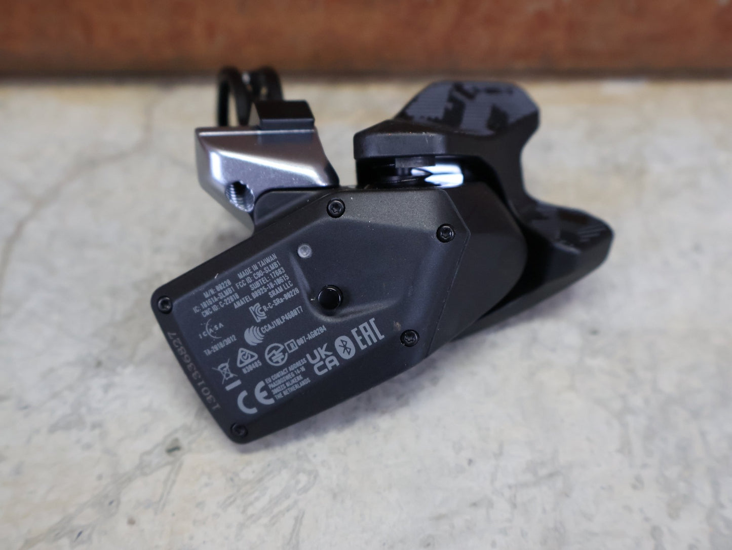 Schaltungsteile von Sram, SRAM EAGLE AXS ROCKER CONTROLLER SCHALTHEBEL RECHTS vor USEDBIKES - OB.DE Hintergrund