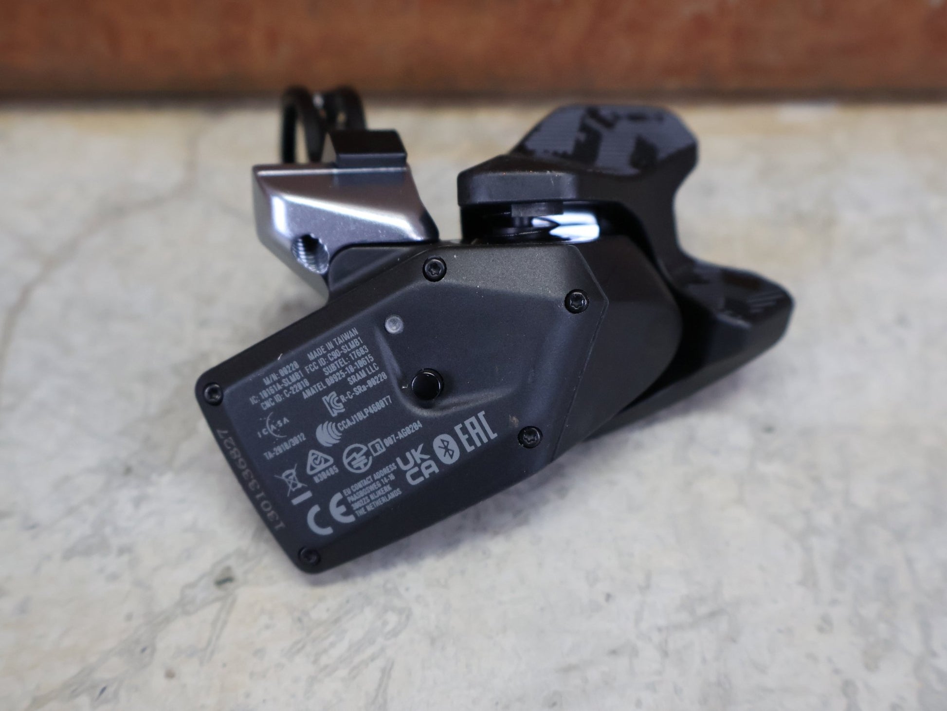 Schaltungsteile von Sram, SRAM EAGLE AXS ROCKER CONTROLLER SCHALTHEBEL RECHTS vor USEDBIKES - OB.DE Hintergrund