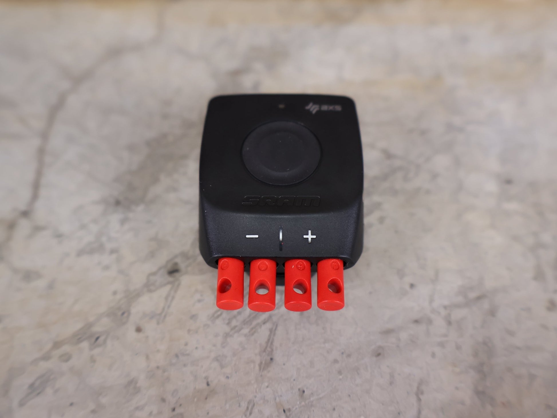 Zubehör von Sram, SRAM ETAP AXS BLIP BOX – KONTROLLMODUL FÜR TRIATHLON & ZEITFAHR vor USEDBIKES - OB.DE Hintergrund