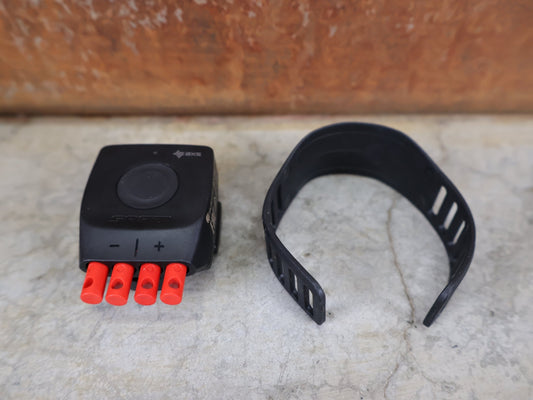 Zubehör von Sram, SRAM ETAP AXS BLIP BOX – KONTROLLMODUL FÜR TRIATHLON & ZEITFAHR vor USEDBIKES - OB.DE Hintergrund