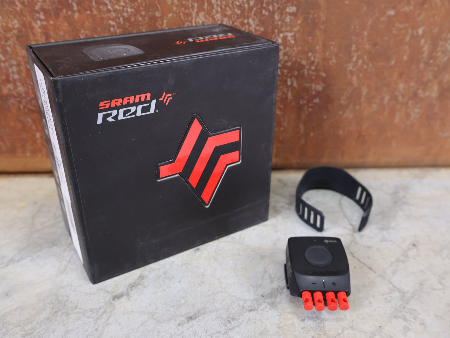 Zubehör von Sram, SRAM ETAP AXS BLIP BOX – KONTROLLMODUL FÜR TRIATHLON & ZEITFAHR vor USEDBIKES - OB.DE Hintergrund