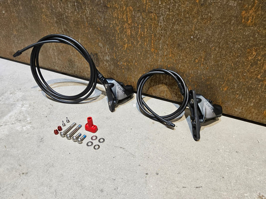 Bremse von Sram, SRAM FORCE AXS BREMSSATTEL SET D1 VORNE & HINTEN / FLATMOUNT vor USEDBIKES - OB.DE Hintergrund