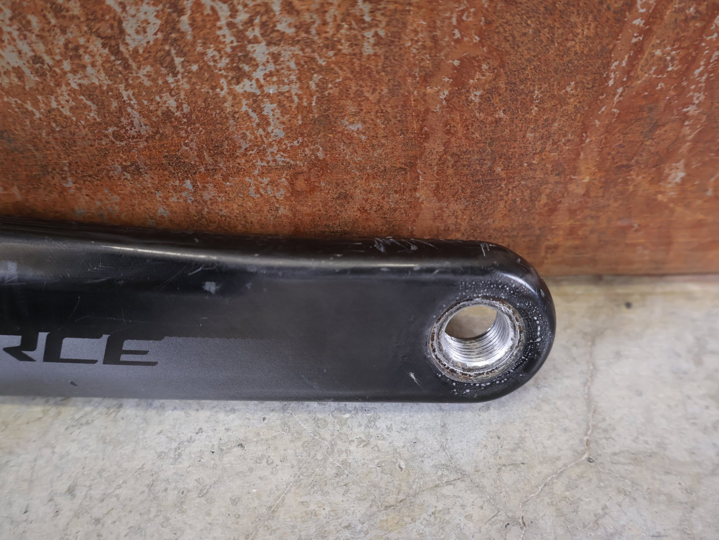 Kurbel von Sram, SRAM FORCE AXS D1 KURBELARME DUB 8 - BOLT 172.5MM vor USEDBIKES - OB.DE Hintergrund