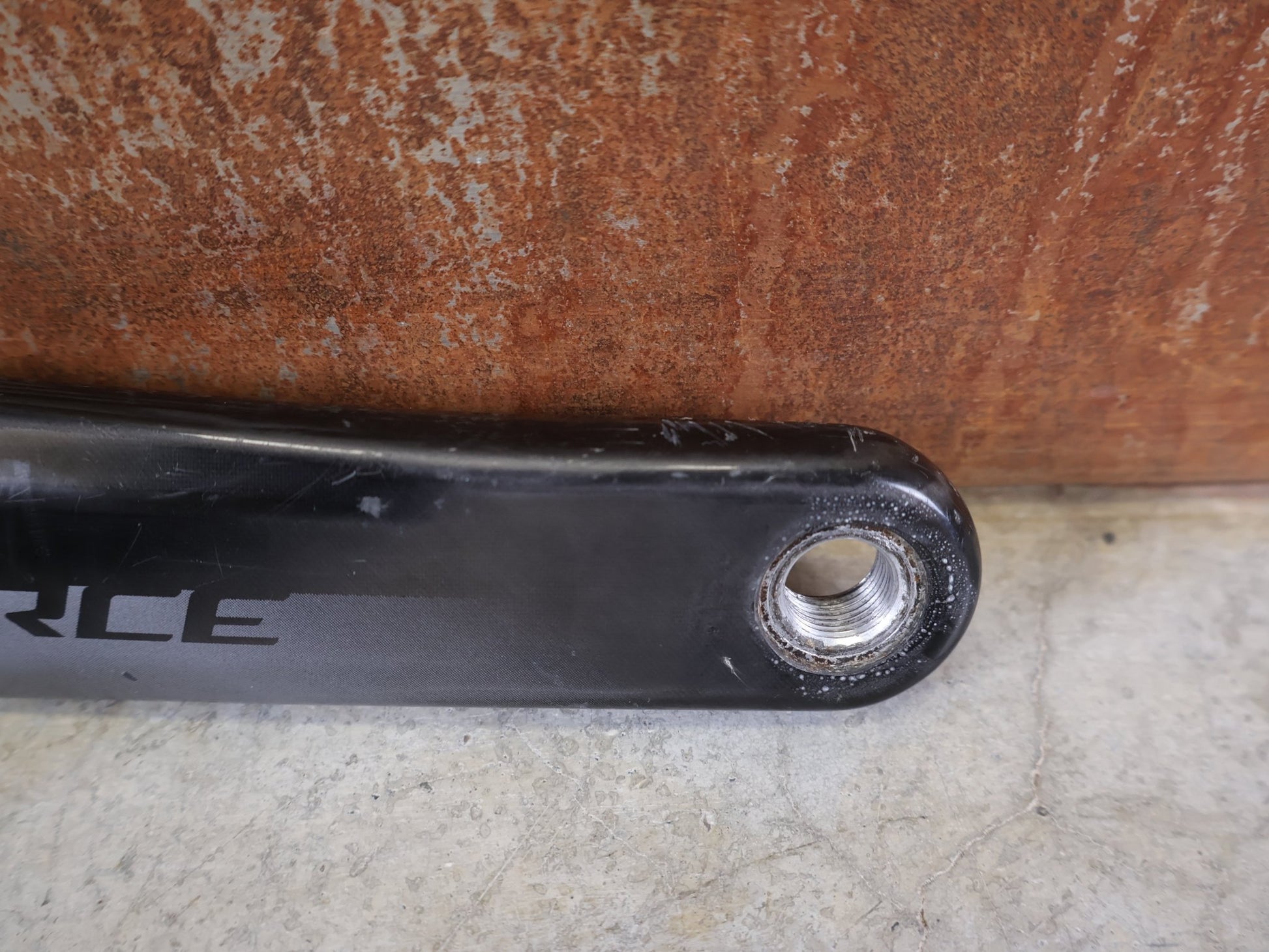 Kurbel von Sram, SRAM FORCE AXS D1 KURBELARME DUB 8 - BOLT 172.5MM vor USEDBIKES - OB.DE Hintergrund