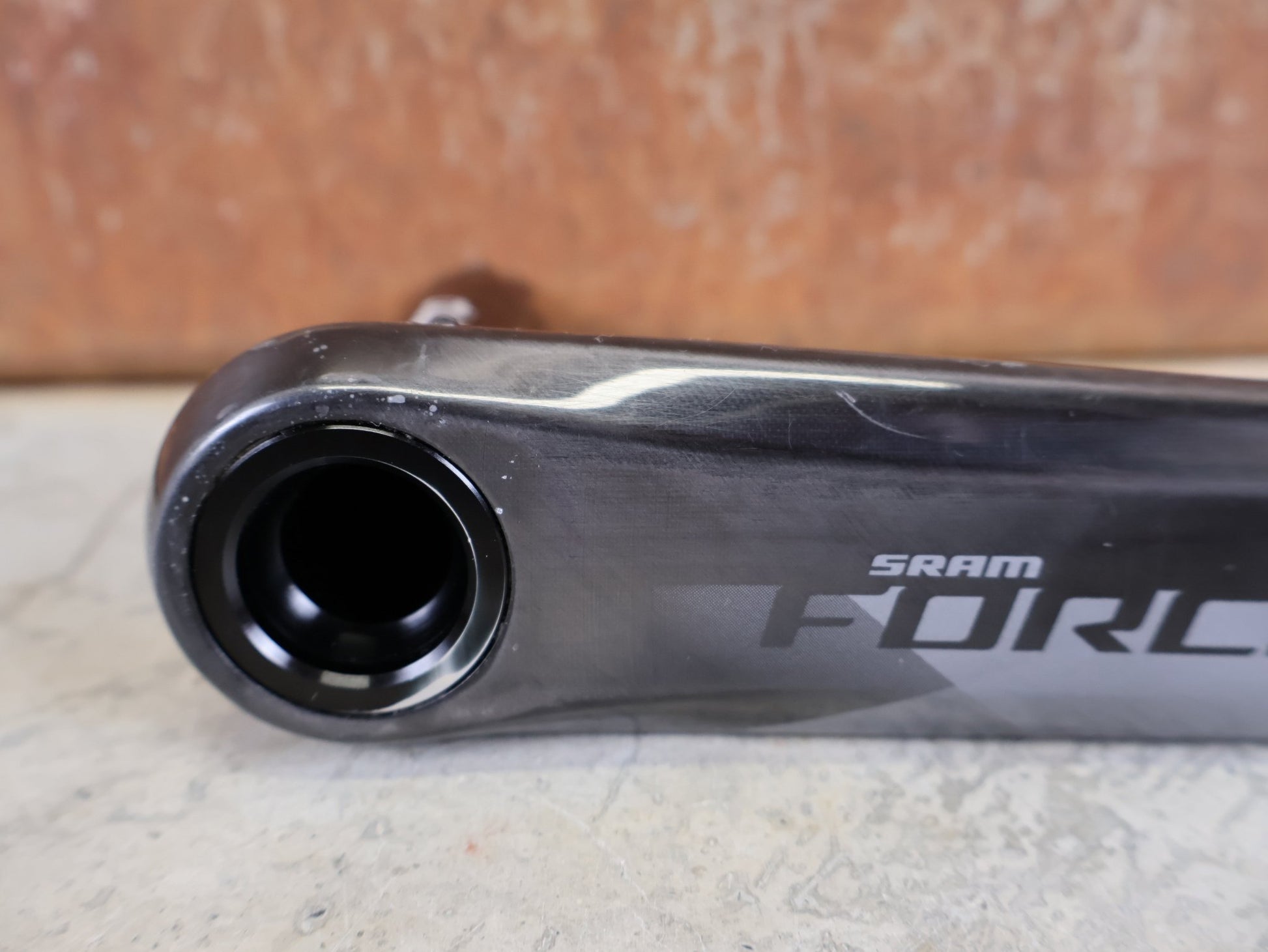 Kurbel von Sram, SRAM FORCE AXS D1 KURBELARME DUB 8 - BOLT 172.5MM vor USEDBIKES - OB.DE Hintergrund