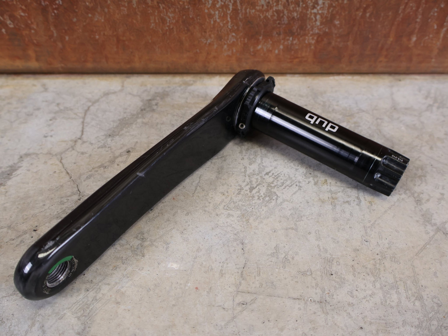 Kurbel von Sram, SRAM FORCE AXS D1 KURBELARME DUB 8 - BOLT 172.5MM vor USEDBIKES - OB.DE Hintergrund