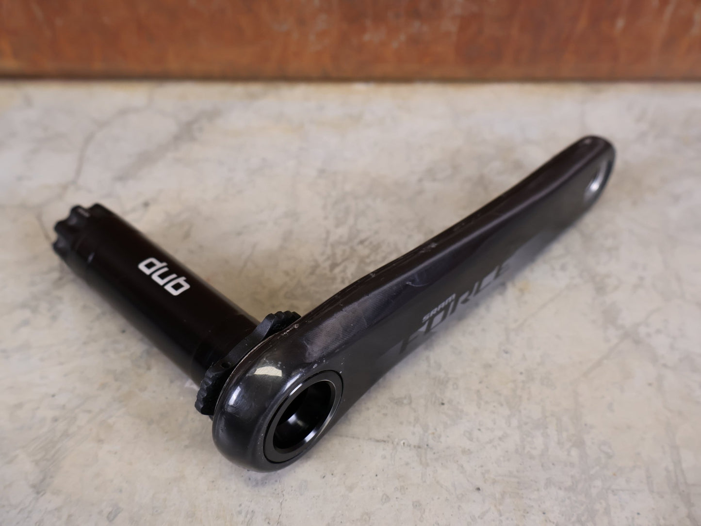 Kurbel von Sram, SRAM FORCE AXS D1 KURBELARME DUB 8 - BOLT 172.5MM vor USEDBIKES - OB.DE Hintergrund