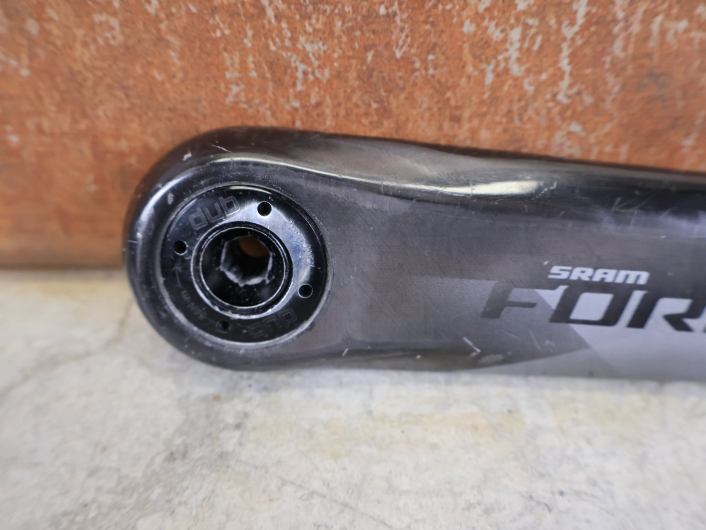 Kurbel von Sram, SRAM FORCE AXS D1 KURBELARME DUB 8 - BOLT 172.5MM vor USEDBIKES - OB.DE Hintergrund