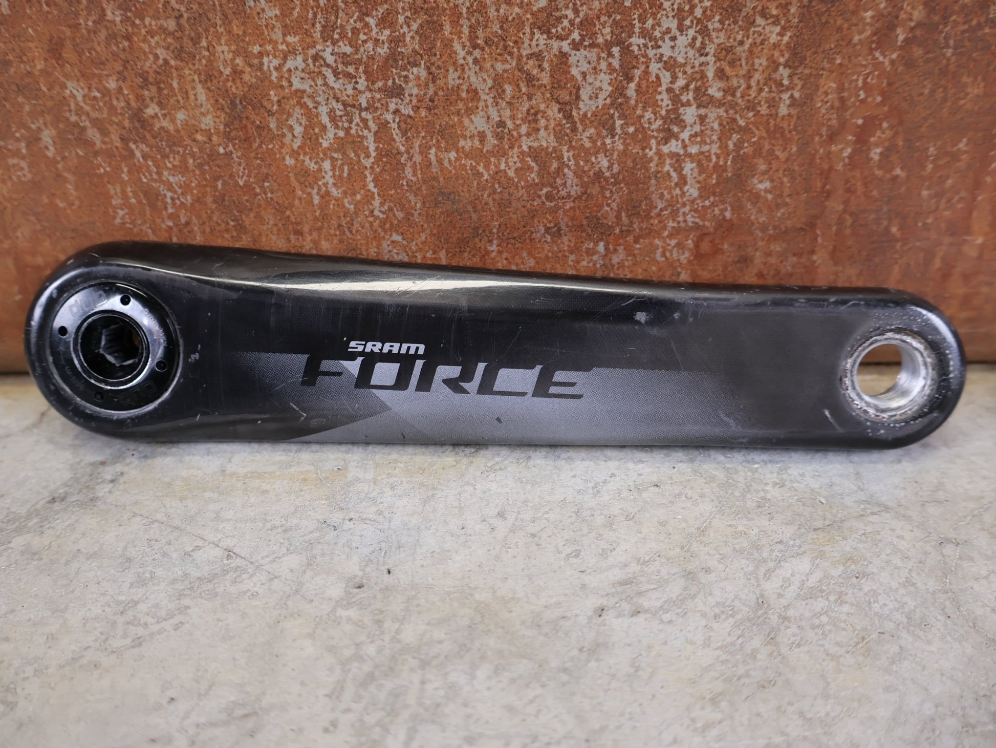 Kurbel von Sram, SRAM FORCE AXS D1 KURBELARME DUB 8 - BOLT 172.5MM vor USEDBIKES - OB.DE Hintergrund