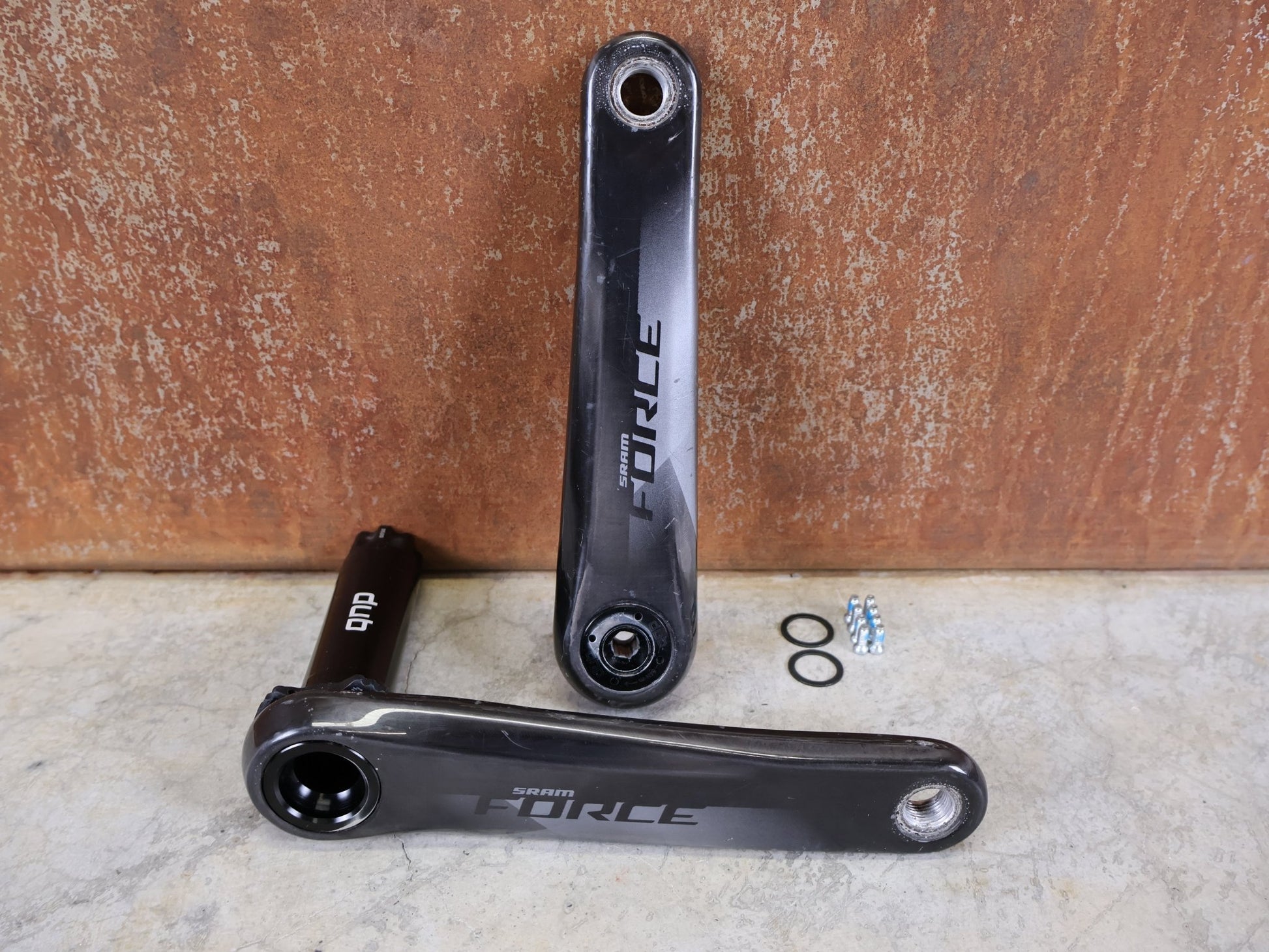 Kurbel von Sram, SRAM FORCE AXS D1 KURBELARME DUB 8 - BOLT 172.5MM vor USEDBIKES - OB.DE Hintergrund
