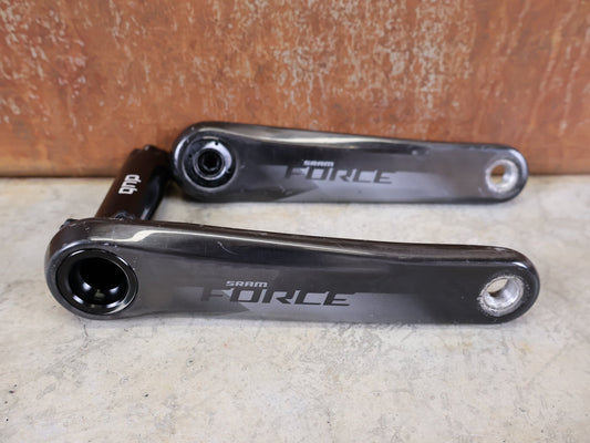 Kurbel von Sram, SRAM FORCE AXS D1 KURBELARME DUB 8 - BOLT 172.5MM vor USEDBIKES - OB.DE Hintergrund