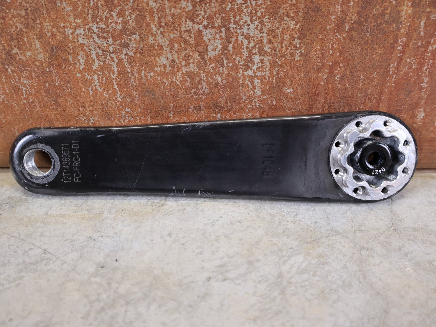 Kurbel von Sram, SRAM FORCE AXS D1 KURBELARME DUB 8 - BOLT 172.5MM vor USEDBIKES - OB.DE Hintergrund