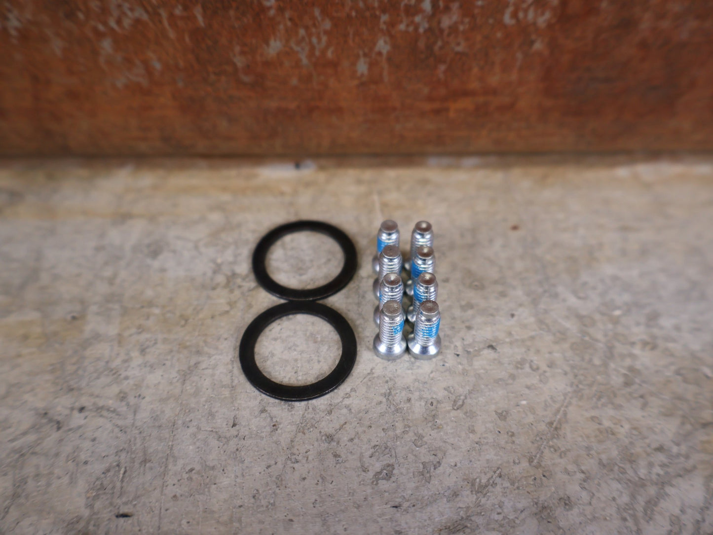 Kurbel von Sram, SRAM FORCE AXS D1 KURBELARME DUB 8 - BOLT 172.5MM vor USEDBIKES - OB.DE Hintergrund